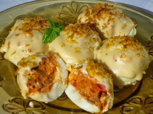 Huevos rellenos gratinados