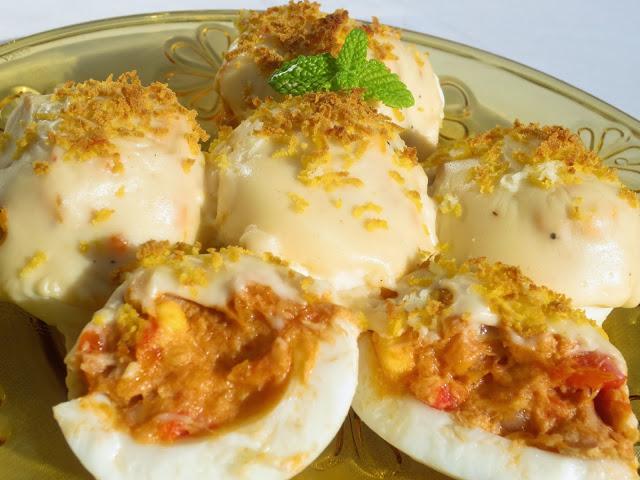 Huevos rellenos gratinados