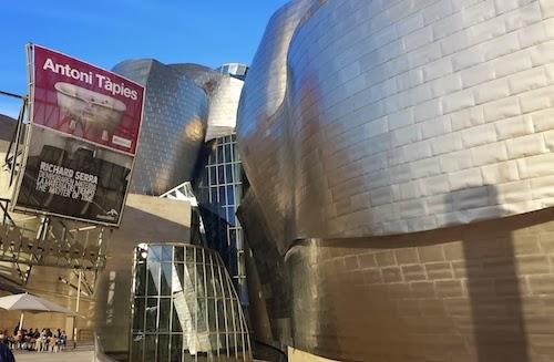 Paseando por el Guggenheim Bilbao.