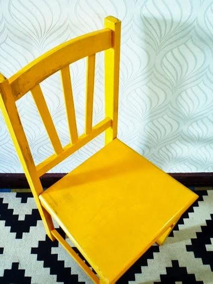 Nuevos usos: La silla mesilla color mostaza de Paula