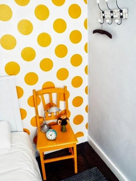 Nuevos usos: La silla mesilla color mostaza de Paula