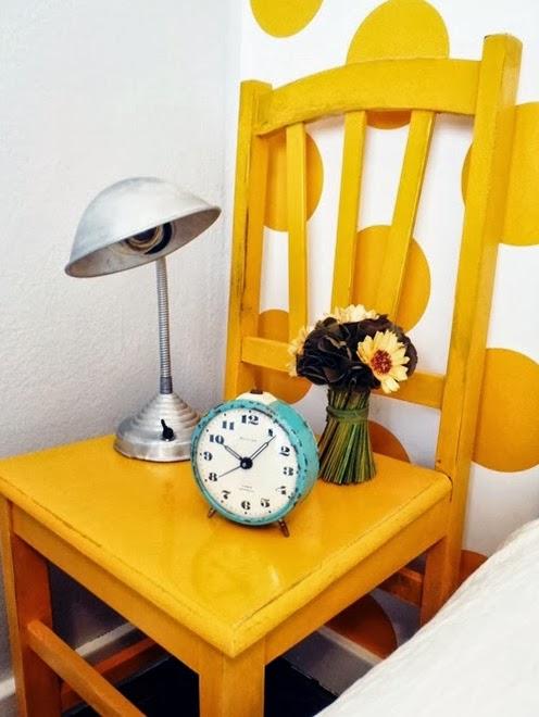 Nuevos usos: La silla mesilla color mostaza de Paula
