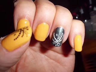 manicura amarilla estampada