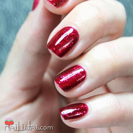 Swatch de leading Lady de Essie, esmalte rojo cereza con glitter
