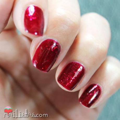 Swatch de leading Lady de Essie, esmalte rojo cereza con glitter