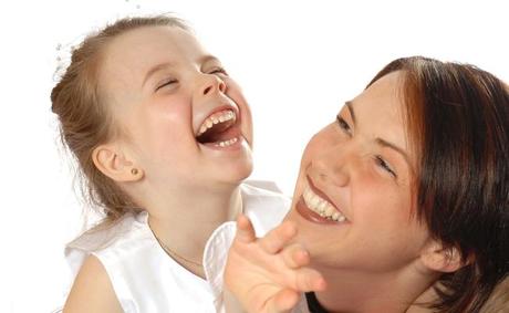 hija riendo con su madre
