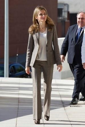 Dña. Letizia con look ejecutivo en el Hospital Ruber