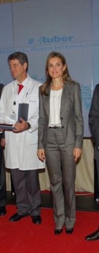 Dña. Letizia con look ejecutivo en el Hospital Ruber