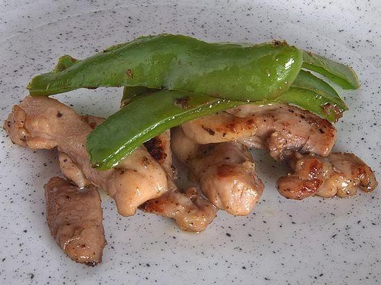 Pollo salteado con pimientos verdes