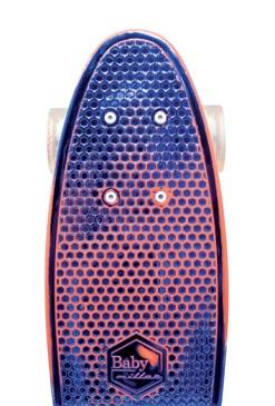 Este es el nuevo penny Baby Miller modelo U.R.O. (Unidentified Riding Object) tiene las ruedas transparentes y incorporan luces LED, sin pilas ni cables para la recarga, funcionan siempre con la inercia. Además es de color azul pero con el uso se convierte en naranja flúor