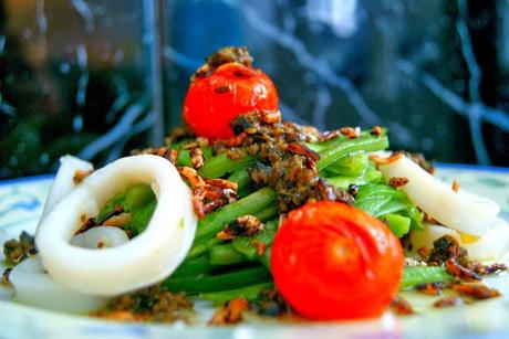 Ensalada Templana de Vainas, Anillas de Calamar y Tomates Cherry con Arroz Frito y Alino de Aceitunas Negras