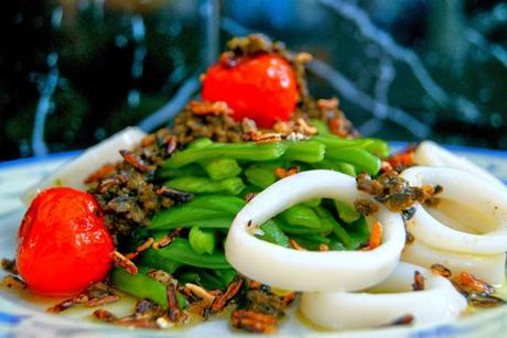 Ensalada Templana de Vainas, Anillas de Calamar y Tomates Cherry con Arroz Frito y Alino de Aceitunas Negras