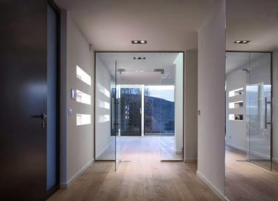 Casa Minimalista en Banco y Negro