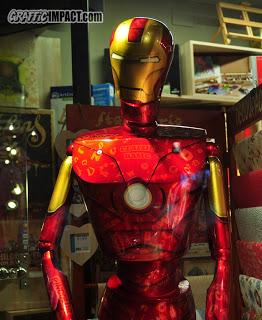 Réplica de Ironman sobre muñeco de madera a tamaño real