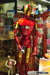 Réplica de Ironman sobre muñeco de madera a tamaño real