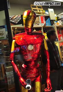 Réplica de Ironman sobre muñeco de madera a tamaño real