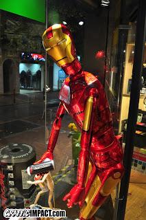 Réplica de Ironman sobre muñeco de madera a tamaño real