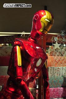 Réplica de Ironman sobre muñeco de madera a tamaño real