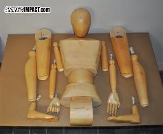 Réplica de Ironman sobre muñeco de madera a tamaño real