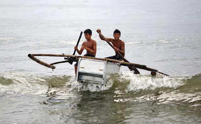 pescadores filipinos construyen barcos con neveras