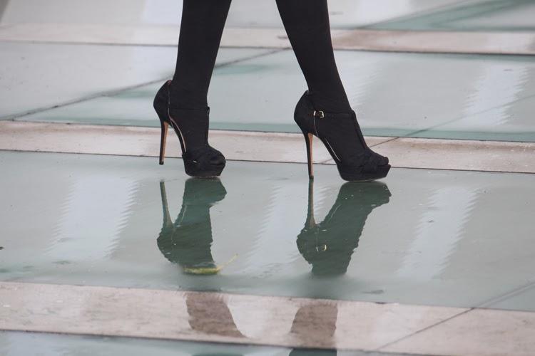 G R E Y L I K E S W H I T E