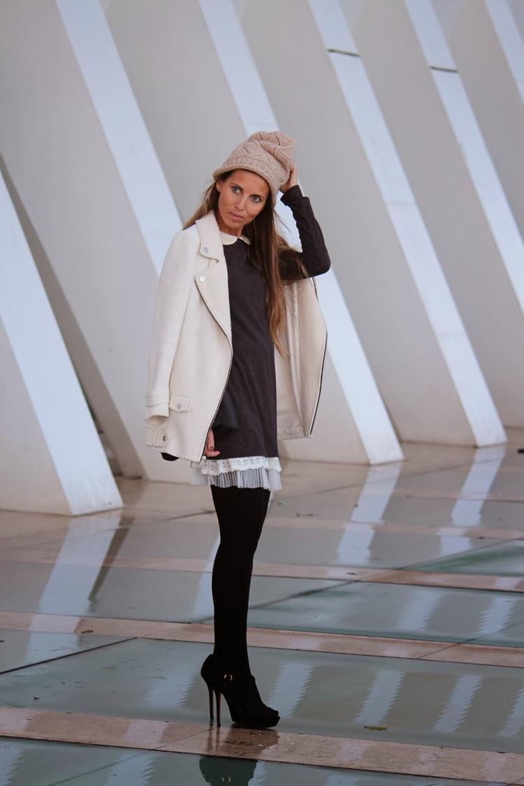 G R E Y L I K E S W H I T E