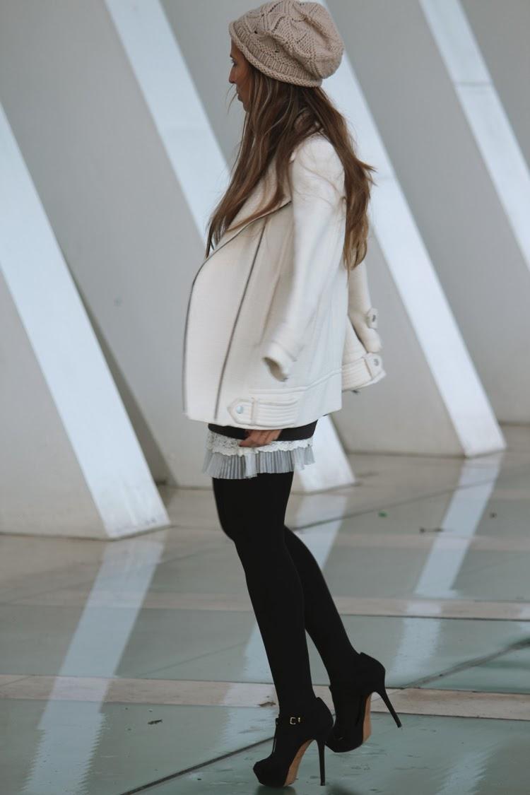 G R E Y L I K E S W H I T E