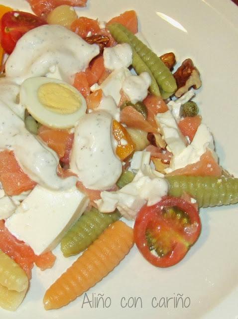 ENSALADA DE CARACOLAS DE PASTA TRICOLOR CON AHUMADOS Y HUEVOS DE CODORNIZ