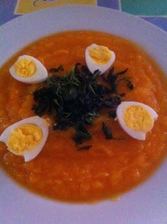 Crema de repollo y zanahoria con chips de rúcula y huevos de codorniz