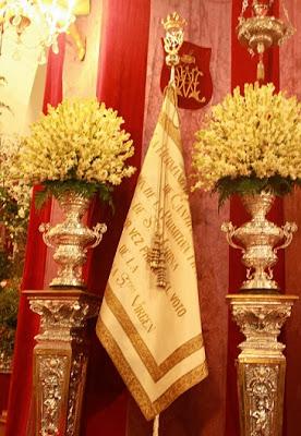 La bandera del Voto de la Realeza de María.