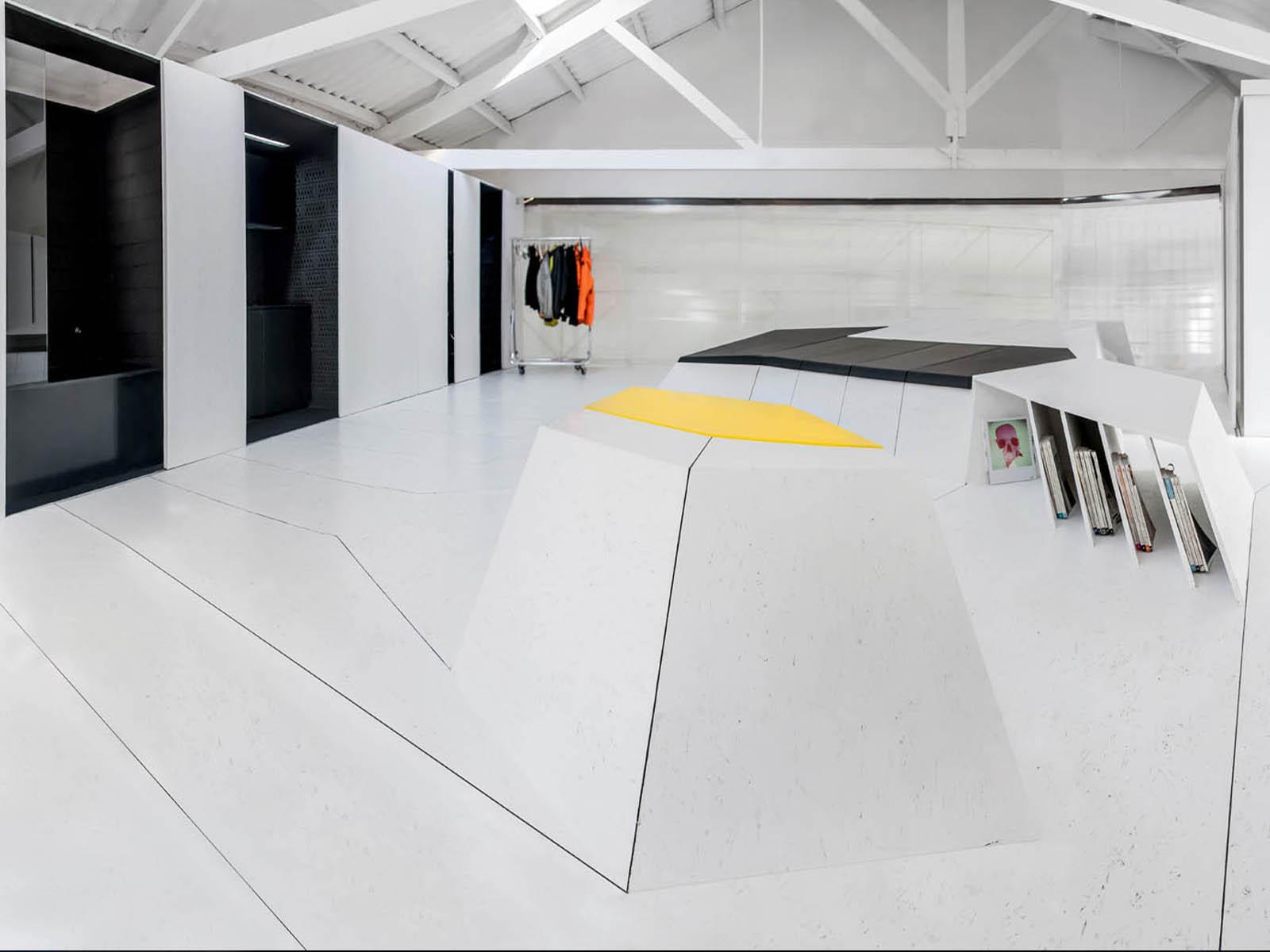 Un garaje convertido en una casa-estudio