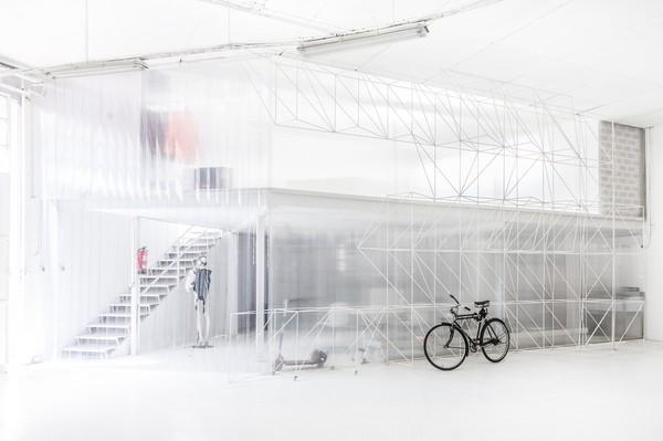 Un garaje convertido en una casa-estudio