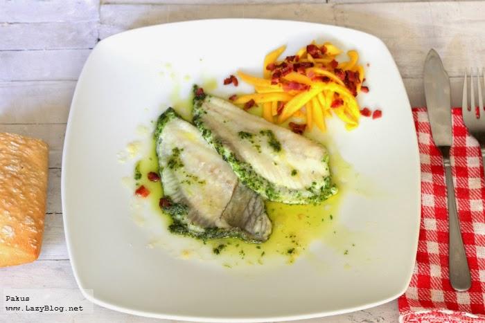 Rodaballo en salsa de perejil, tallarines de mango y crujiente de bacon. Receta