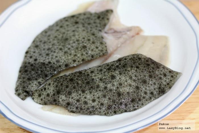 Rodaballo en salsa de perejil, tallarines de mango y crujiente de bacon. Receta