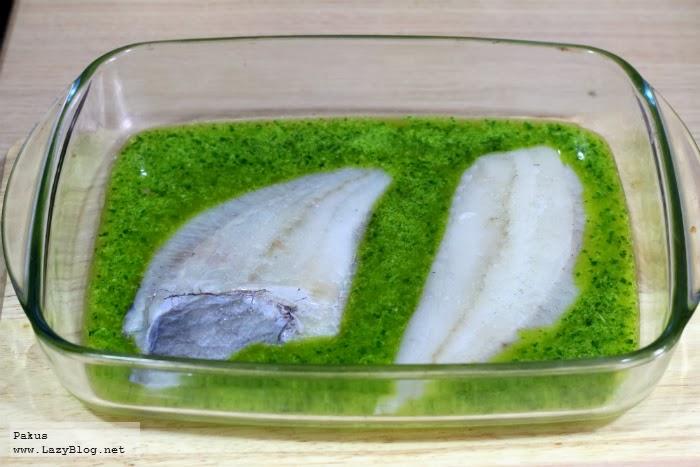 Rodaballo en salsa de perejil, tallarines de mango y crujiente de bacon. Receta