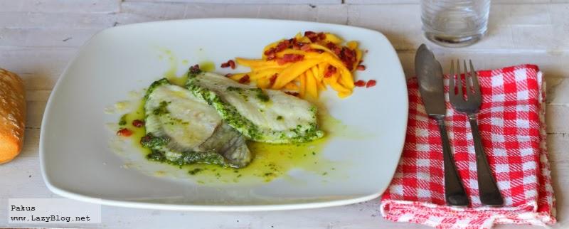 Rodaballo en salsa de perejil, tallarines de mango y crujiente de bacon. Receta
