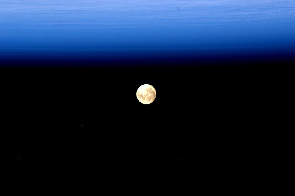 La luna en el horizonte 30 Impresionantes imágenes del Planeta Tierra visto desde el Espacio 