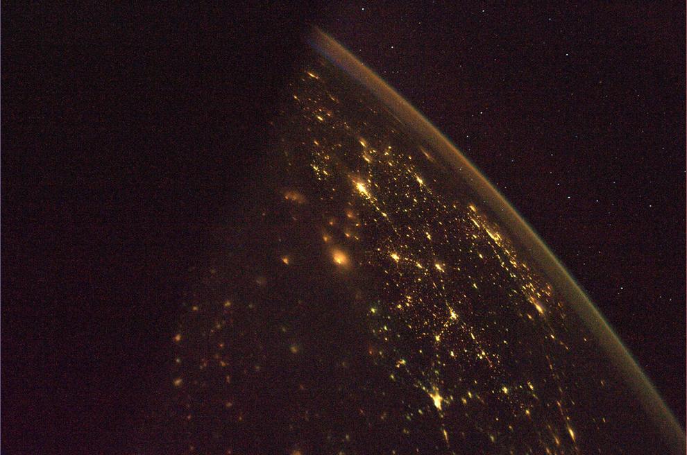 la tierra de noche 30 Impresionantes imágenes del Planeta Tierra visto desde el Espacio 