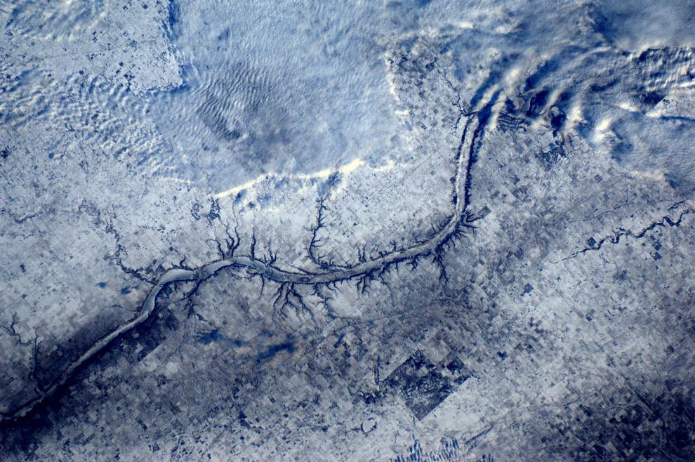 rio congelado canada 30 Impresionantes imágenes del Planeta Tierra visto desde el Espacio 