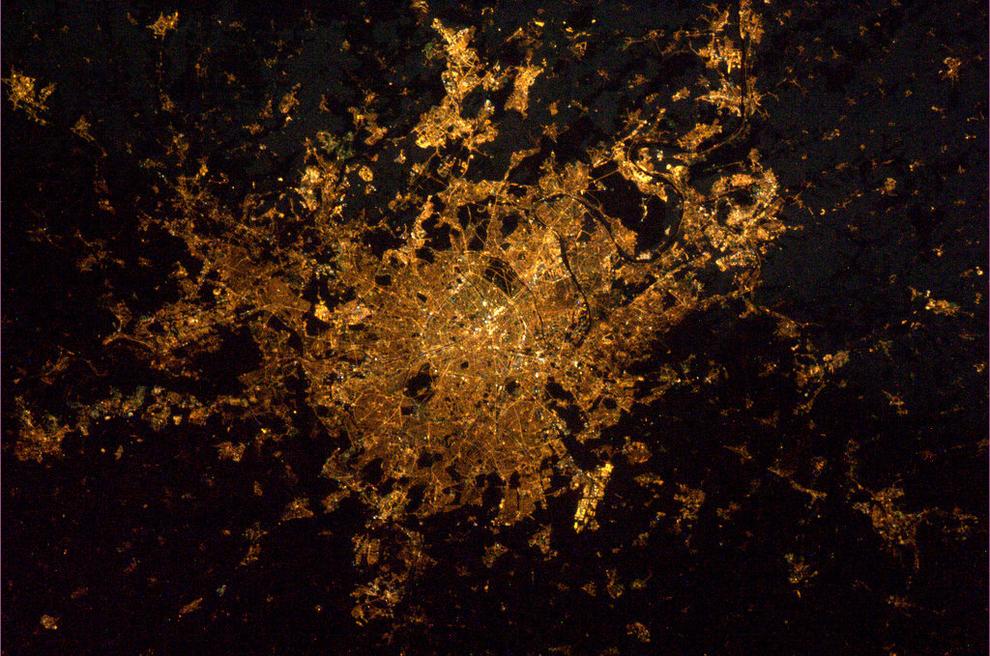 paris de noche 30 Impresionantes imágenes del Planeta Tierra visto desde el Espacio 