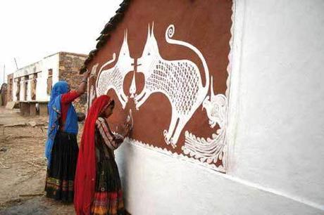 Mujeres pintando mandanas en Rajasthan