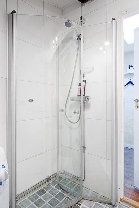 inspiración decoración muebles de ikea Estudio   ático de 44 m² muy acogedor estilo nórdico escandinavo encimera suelo madera roble aceitado diseño interiores áticos pequeños diáfanos decoración pisos áticos pequeños decoración nórdica escandinava decoración diseño espacios pequeños decoración áticos estudio cocinas blancas pequeñas ático abuhardillado decoración 