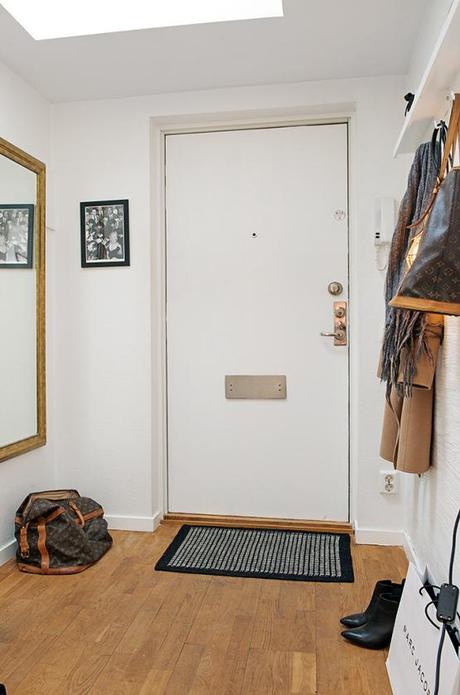 inspiración decoración muebles de ikea Estudio   ático de 44 m² muy acogedor estilo nórdico escandinavo encimera suelo madera roble aceitado diseño interiores áticos pequeños diáfanos decoración pisos áticos pequeños decoración nórdica escandinava decoración diseño espacios pequeños decoración áticos estudio cocinas blancas pequeñas ático abuhardillado decoración 