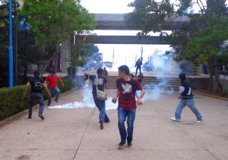 Honduras: Universitarios protestan contra fraude electoral