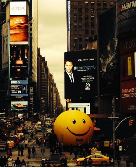 Jamaica coloca una bola gigante antiestrés en el mismo Times Square