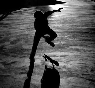 En monopatín, fotografía en blanco y negro