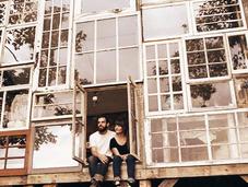 pareja abandona trabajo para construirse casa hecha ventanas recicladas
