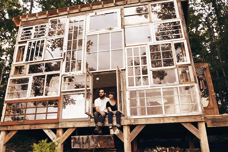 Nick Olson Lilah Horwitz Recycled Windows Home 11 Una pareja abandona su trabajo para construirse una casa hecha con ventanas recicladas
