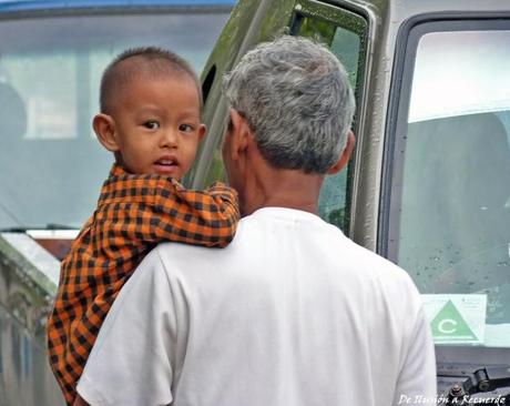 Myanmar niño y abuelo
