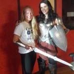 Jaimie Alexander visita a niños enfermos vestida como Lady Sif Jaimie Alexander visita a niños enfermos como Sif